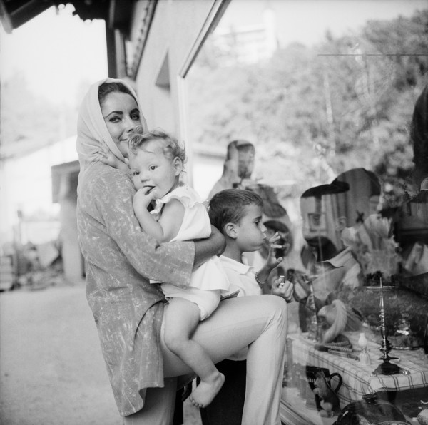 Elizabeth Taylor with their children in Gstaad 1962.