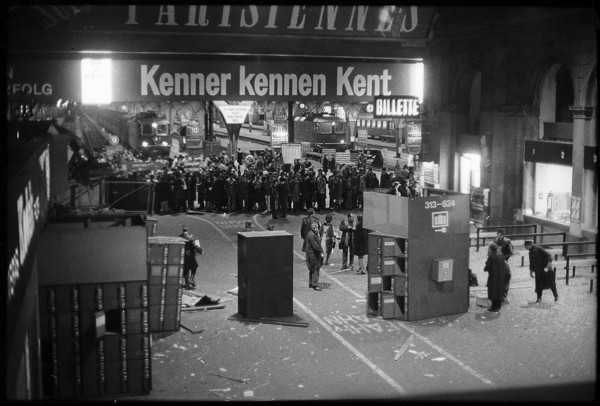 Bomb attack in Zurich mainstation; onlookers and policemen 1971.