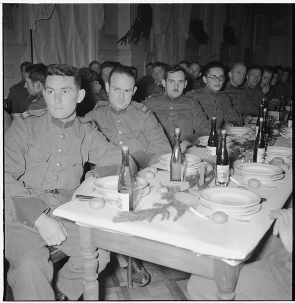 Soldiers' christmas; set table; 1940.