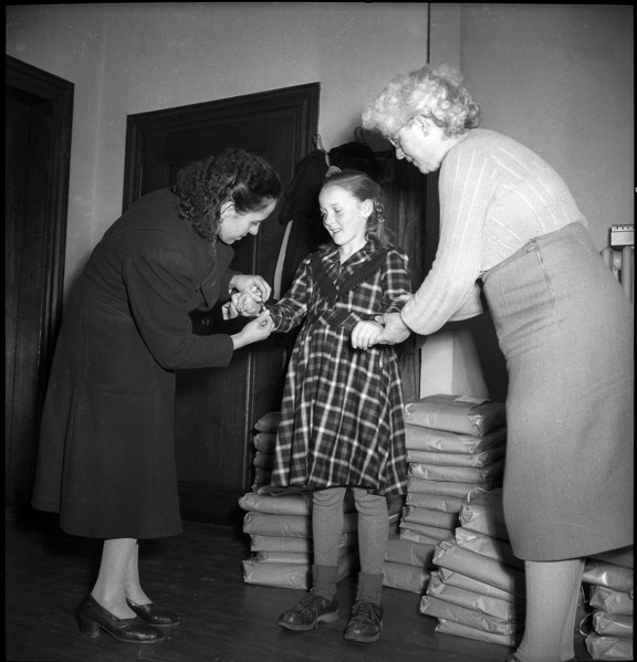 Dress fitting made of the Schulertuch, Basel 1949.