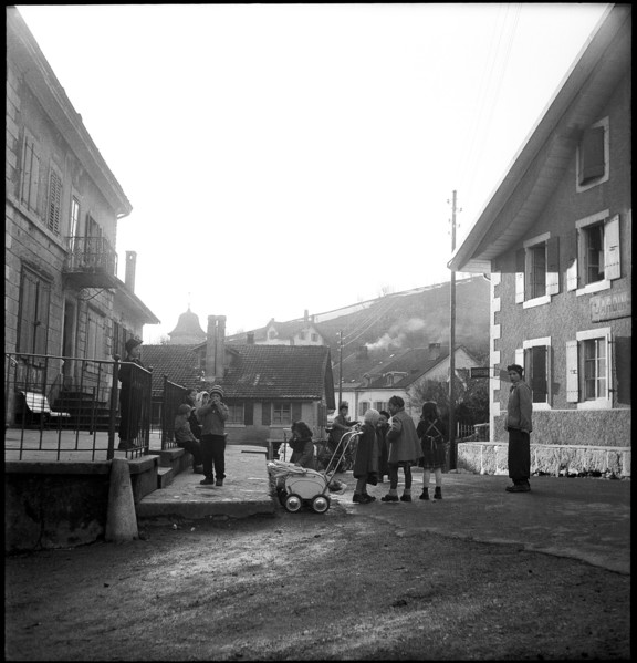 Val de Travers: children in Noiraigue; 1950.