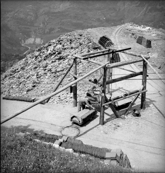 Transportation of slates, ropeway, slate mine in Termen,  Valais; 1946.