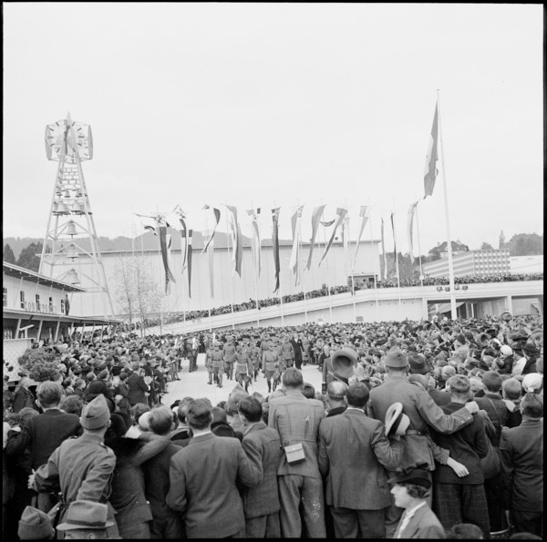 General Henri Guisan visiting the National Fair; 1939.