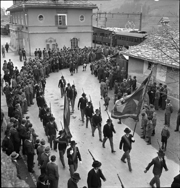 Voters meeting Disentis 1941: Procession of the marksmen.
