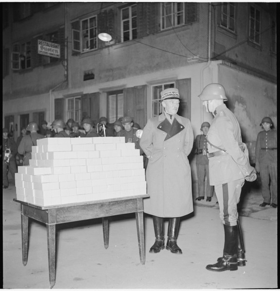 General Henri Guisan, visiting soldiers at Christmas; 1943.