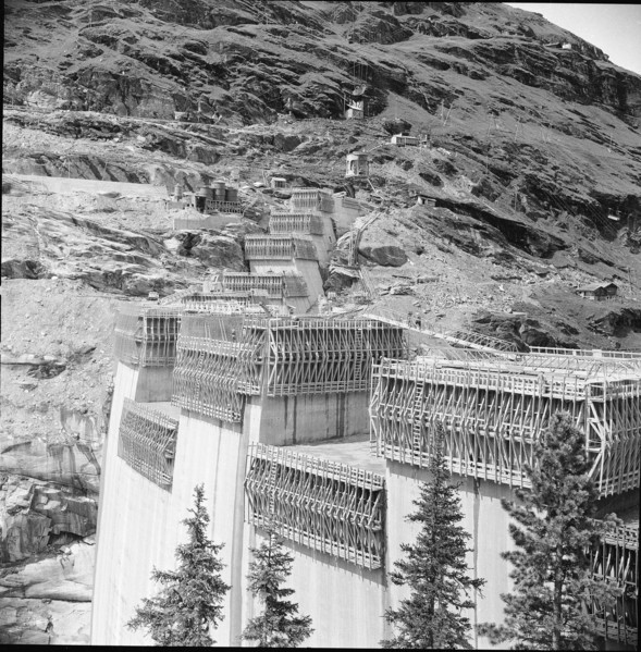 Zervreila dam: building site 1956.