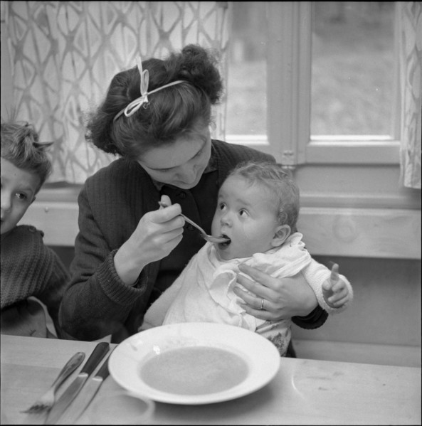 Hungarian motwoman feeding baby, Hasenberg 1956