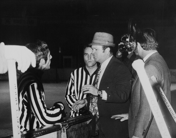 Cup game 1972: ZSC - SC Bern, coach Stu Robertson talking with referees