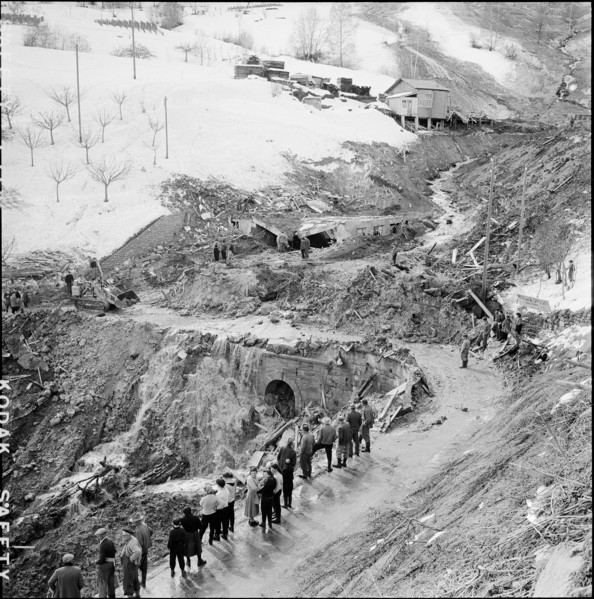 Avalanche in Nendaz, people looking at the devastation; 1957
