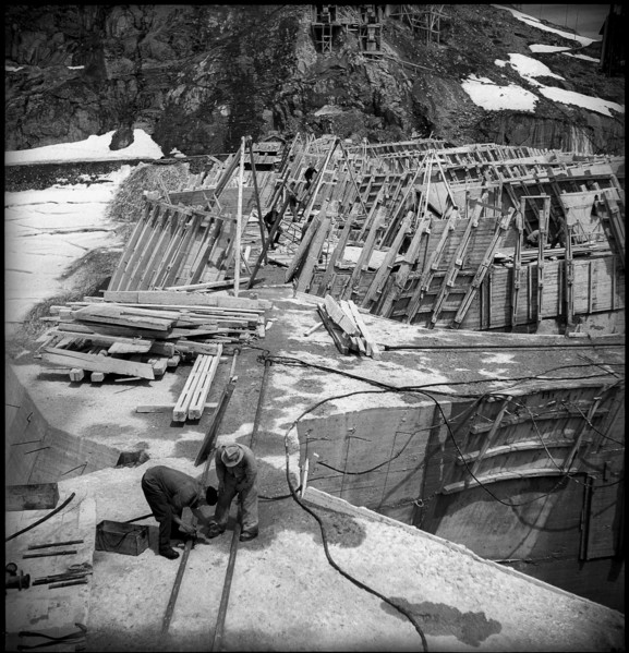 Building site Lucendro dam, formwork 1946