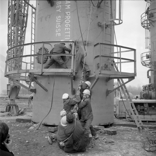 Refinery Collombey, assembly, workers pulling a rope; 1962