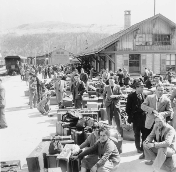 Arrival of Italian field workers in Brig; 1956
