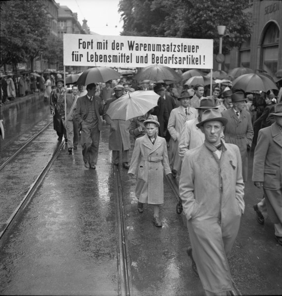 Rainy May Day rallies in Zurich 1949