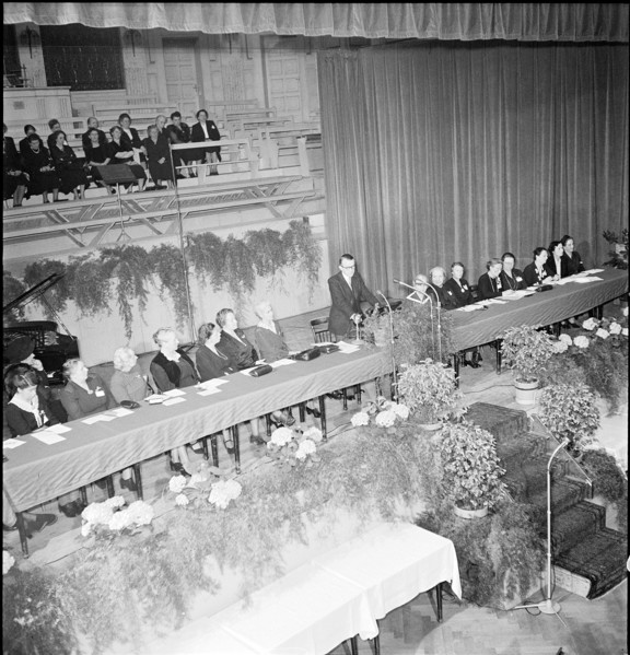 Max Petitpierre having a speech, 1950