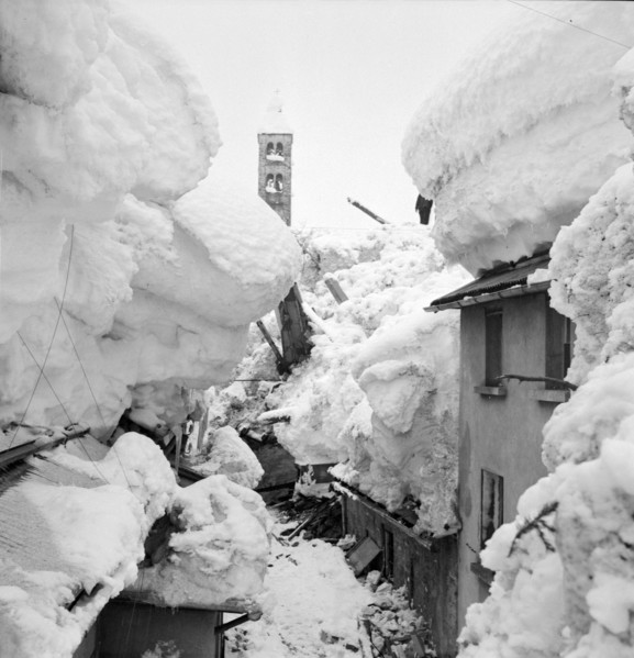 Airolo 1951, Airolo 1951, mass of snow on damaged roofs