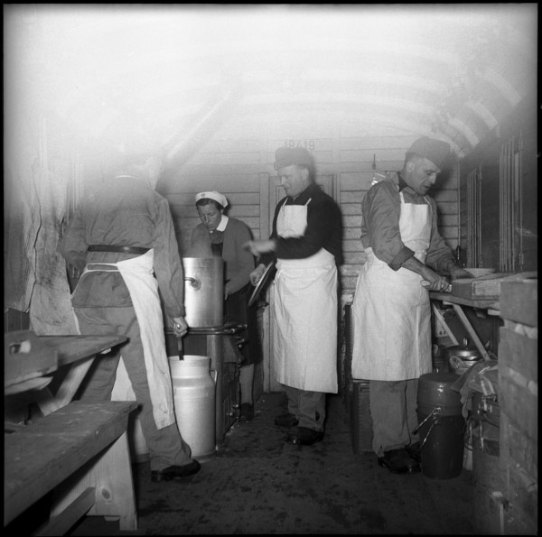WW 2: loading travel provisions on board of train, 1945