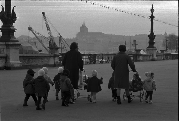 Women with little children at the lake promenade in Geneva, 1967