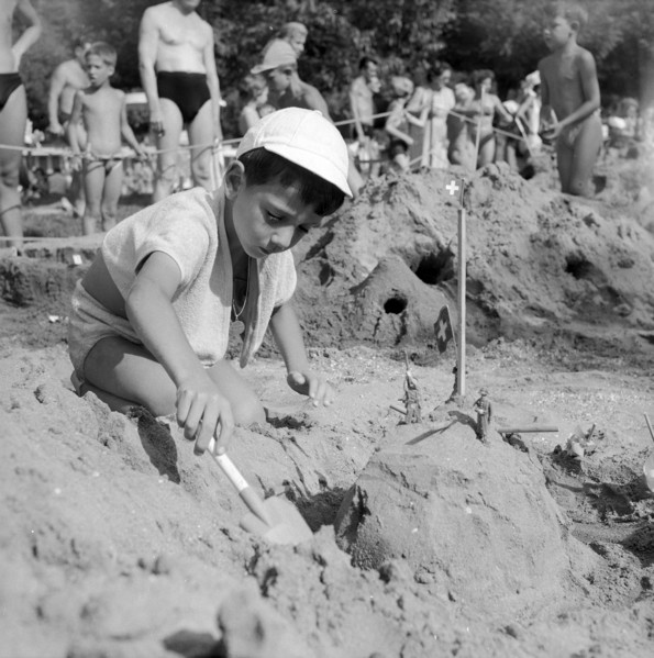 Competition for the most beautiful sandcastle; Geneva 1956