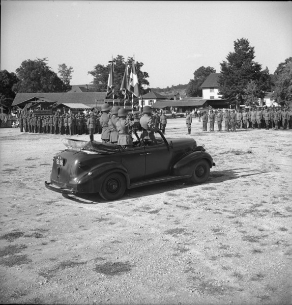 Standard bearers in cabriolet, Winterthur 1949