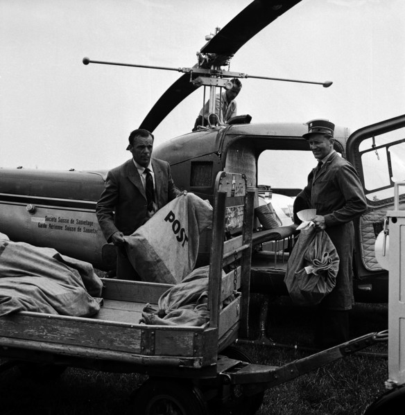 Glacier pilot Hermann Geiger unloading mail, post in Kloten, 1960