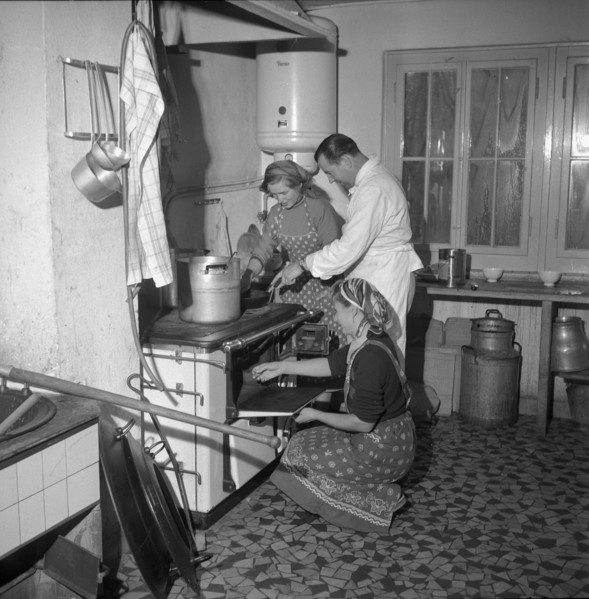Hungarian refugee cooking, Uerikon 1956
