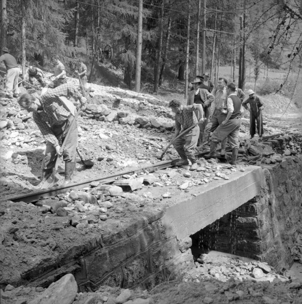 bag; clearance work, clearing rails by shovelling; 1957