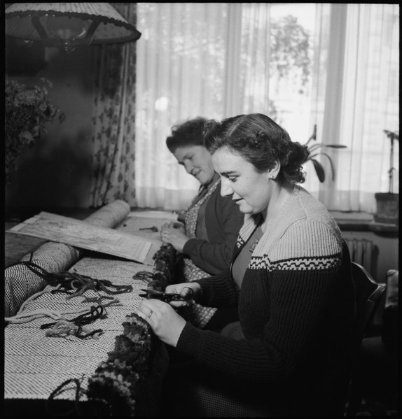 Producing a Smyrna carpet, 1951