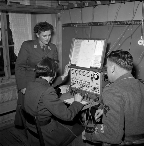 Women soldiers as switchboard operators, Pfäffikon 1952
