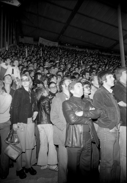 Champions cup semi-final 1977: FC Zurich - Liverpool FC; overcrowded grand stand