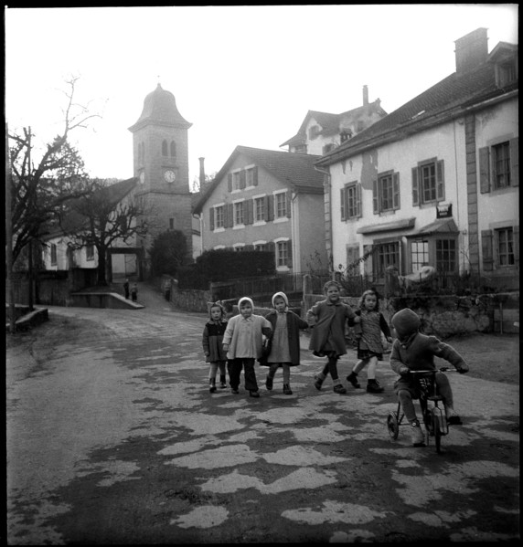 Val de Travers: children in Noiraigue; 1950
