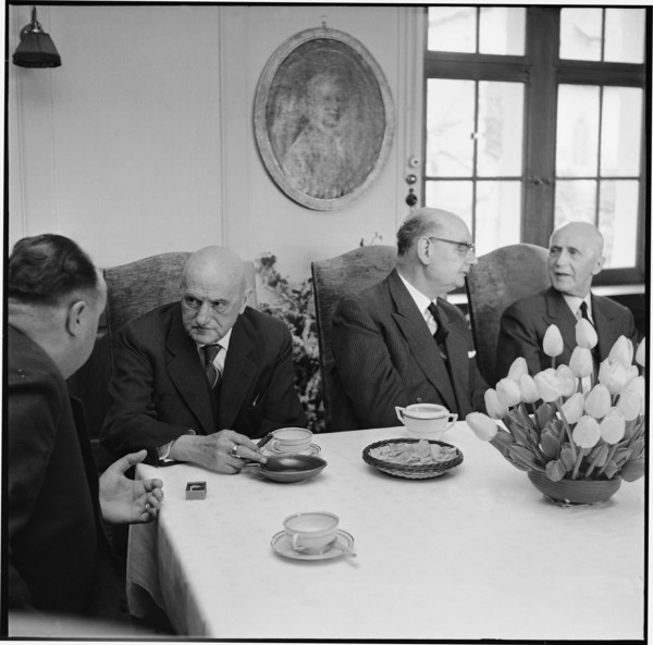 Jean Rudolf von Salis talking with former members of the federal council; 1962