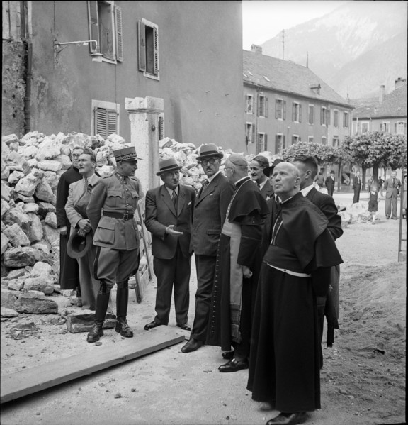 Federal council Kobelt visiting place of accident St-Maurice 1946