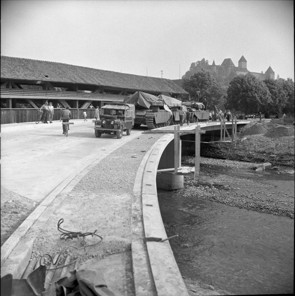 New Wynigen bridge next to the old wooden roofed bridge, load test; 1961