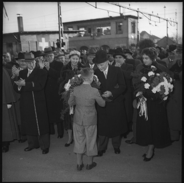 St. Gallen, Boy welcoming Federal councilor Thomas Holenstein; 1954