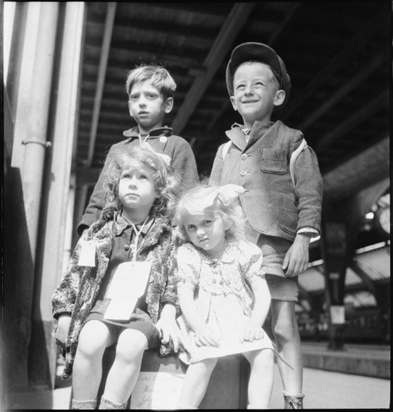 Arrival at the station, children come to recover from war experiences