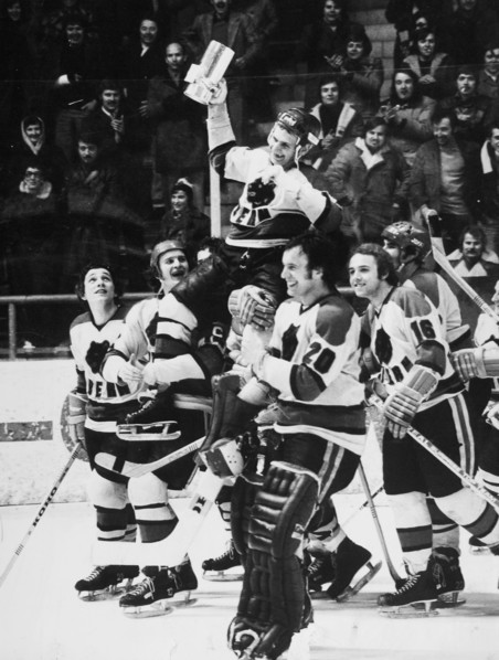 NLA 1974/75: Swiss Champion SC Bern 1975, Cadieux with trophy