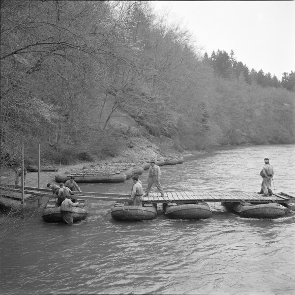Pontooneers building gangplank across Reuss 1956