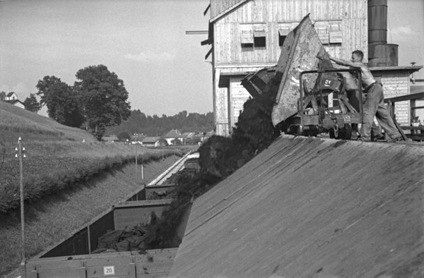 Huswil; coal mine; unloading mine car; 1942