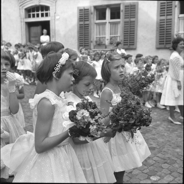 Rutenzug Brugg 1962; Girls in white clothes