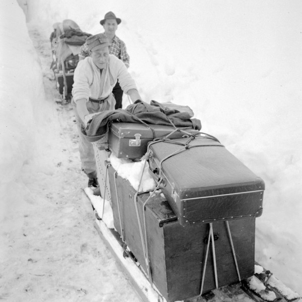 Bedretto valley, evacuation because of danger of avalanches 1951: men leave the village walking,