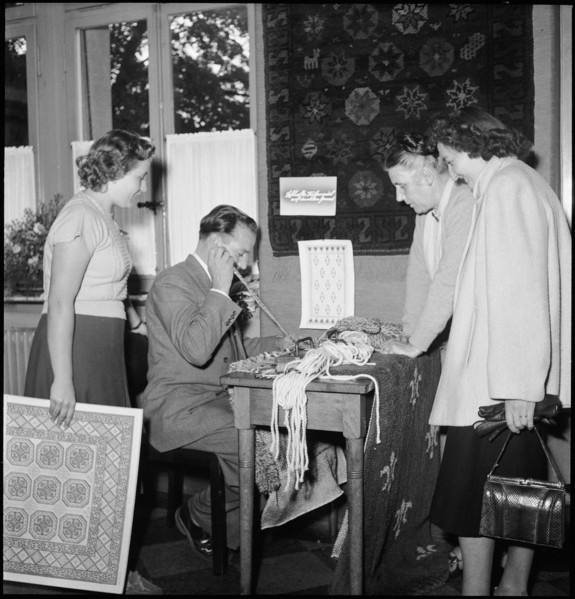 Producing a Smyrna carpet, 1951