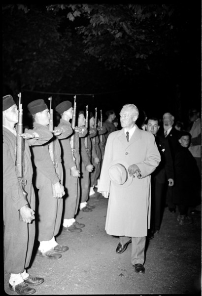 Guisan passes soldiers of French army