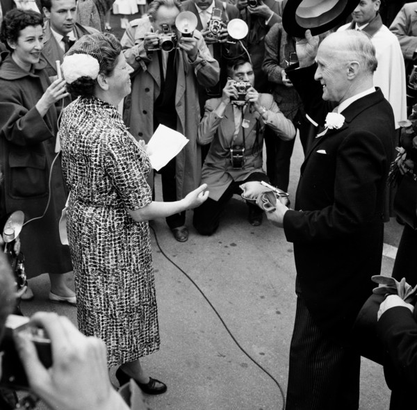 Opening of the SAFFA fair 1958: Erika Rikli presents Thomas Holenstein with the key