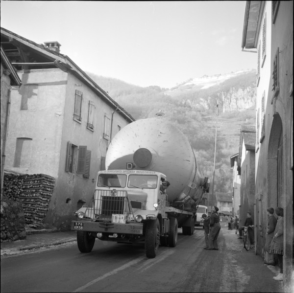 Transportation of workpieces for the Collombey refinery; 1961