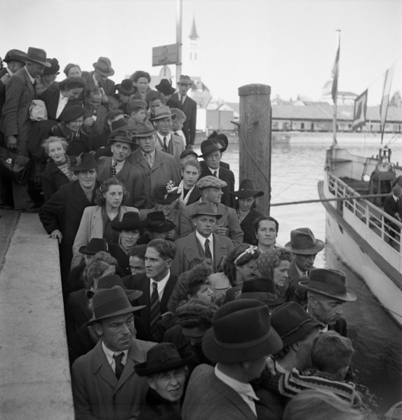 Romanshorn, German tourists, people queue to get on board; 1948