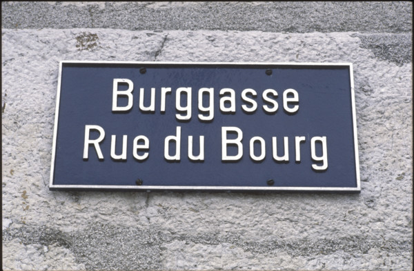 Sreet name sign written in two languages, Biel