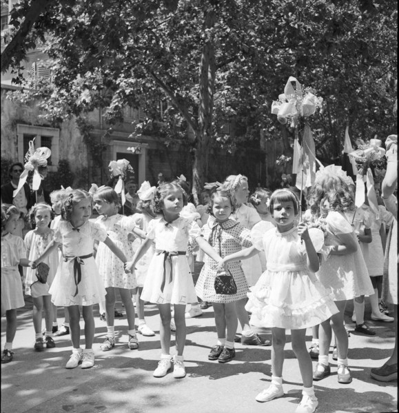 Girls at the Fête du bois, Lausanne 1942