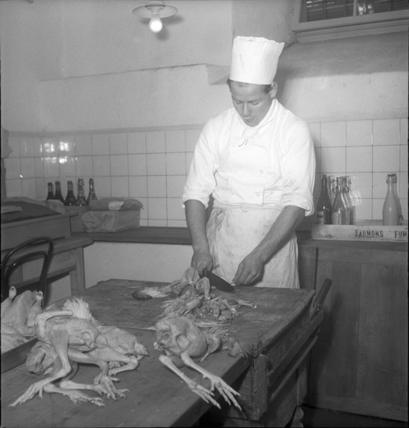 Grand hotel Bürgenstock, cook deboning poultry; 1948