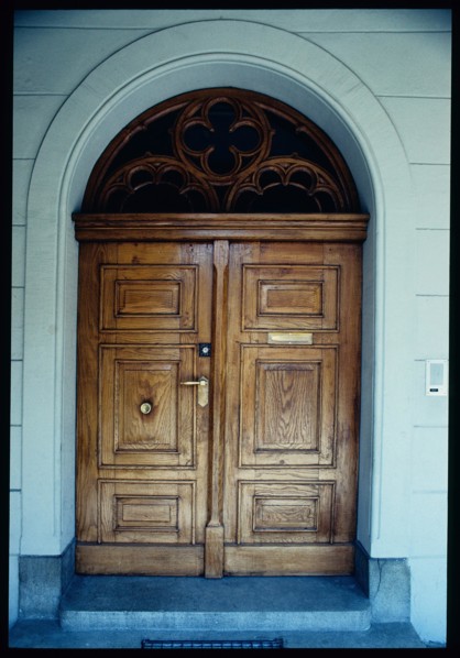 Old round arched door, Wil 1984