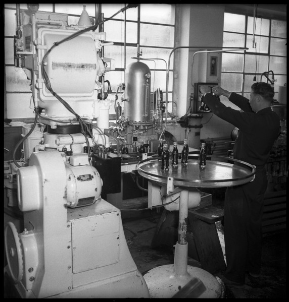 Coca-Cola, worker, bottling plant, Winterthur; 1949